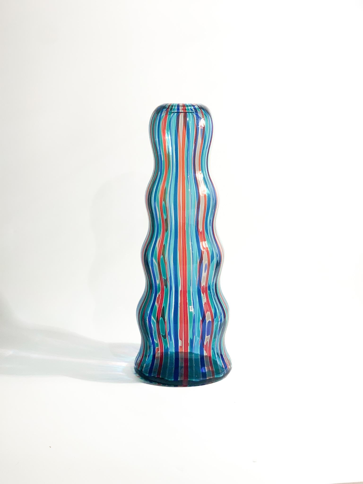 Vase 'Arado' aus Murano-Glas mit Rohrgeflecht, ein Entwurf von Alessandro Mendini für Venini aus dem Jahr 1988

Ø 14 cm h 38 cm

Alessandro Mendini gehörte seit Ende der 70er Jahre zu den Innovatoren des italienischen Designs. Er arbeitete für