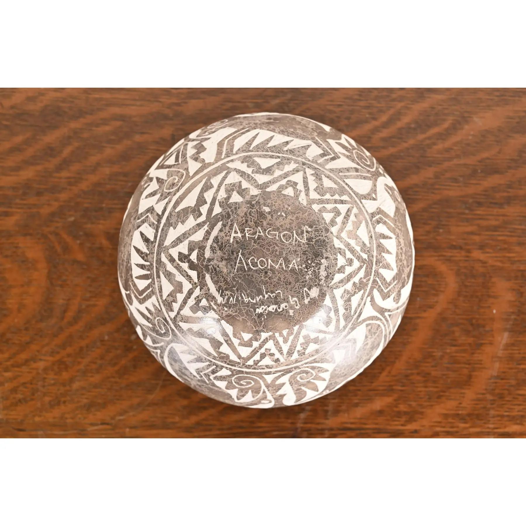 Jarre à eau en poterie polychrome sculptée Aragon Acoma Pueblo en vente 3