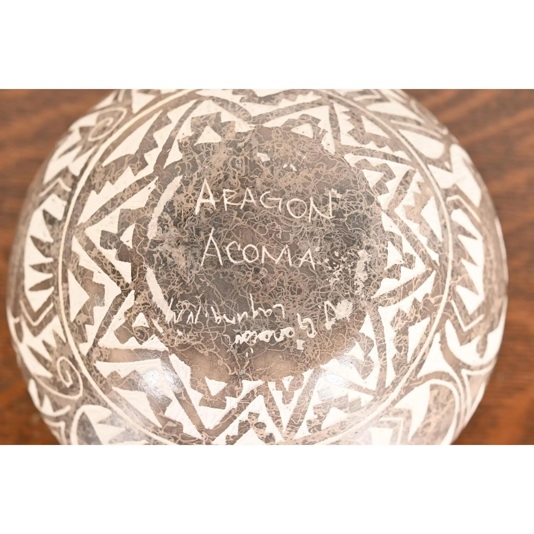 Jarre à eau en poterie polychrome sculptée Aragon Acoma Pueblo en vente 4