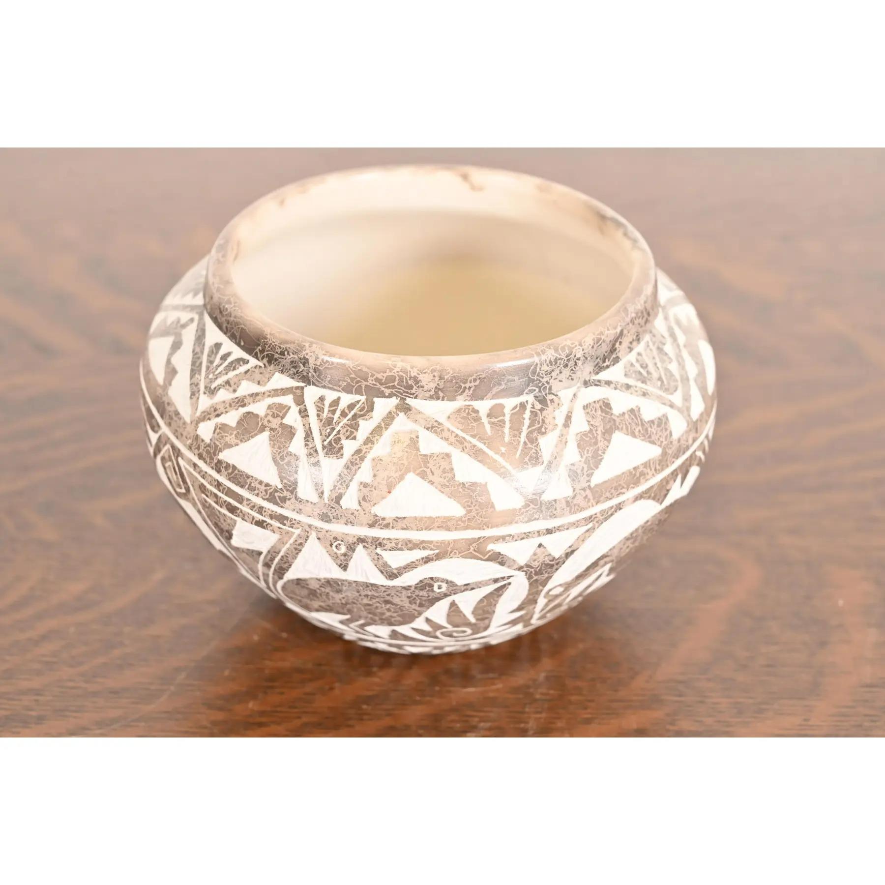 Amérindien Jarre à eau en poterie polychrome sculptée Aragon Acoma Pueblo en vente