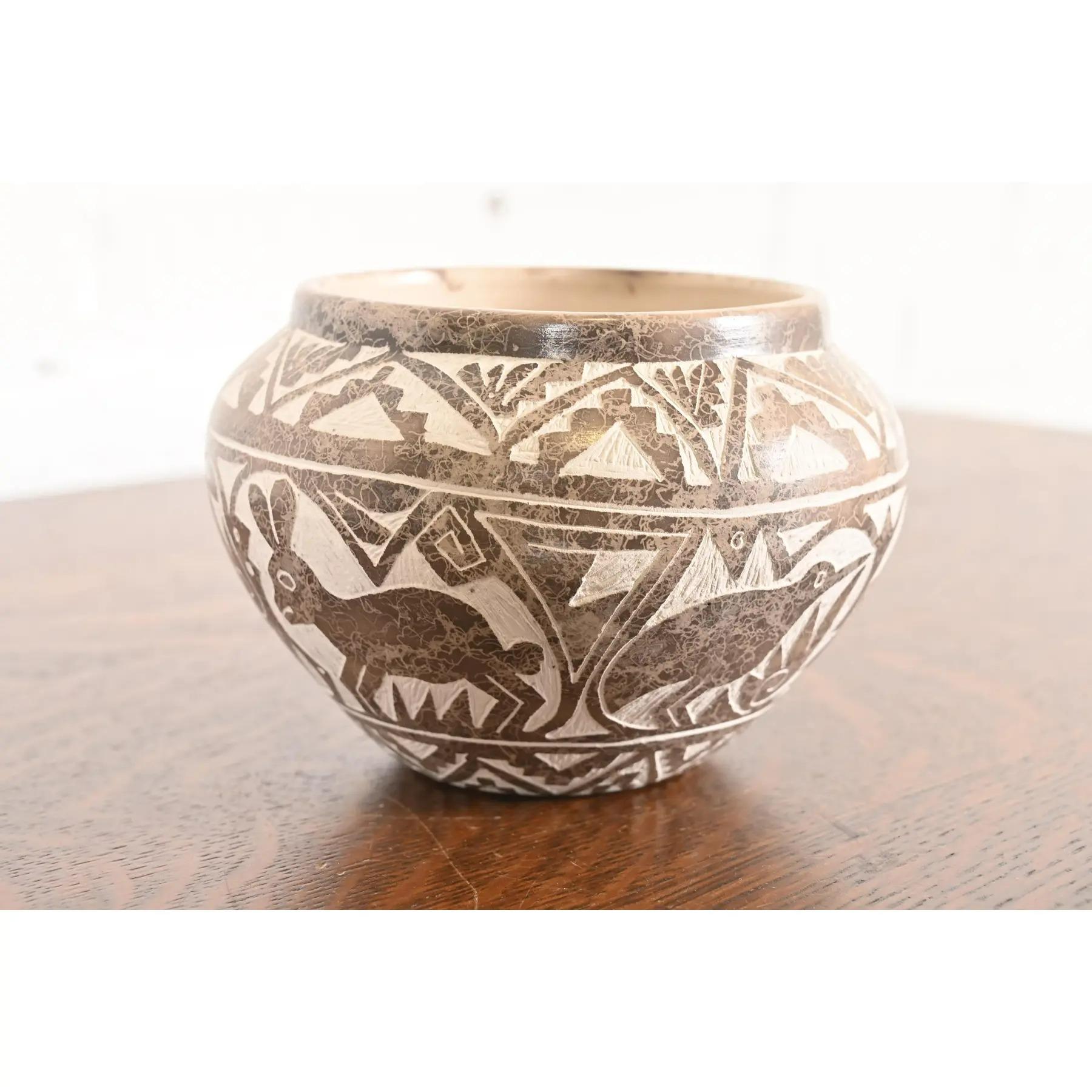 Jarre à eau en poterie polychrome sculptée Aragon Acoma Pueblo Bon état - En vente à South Bend, IN