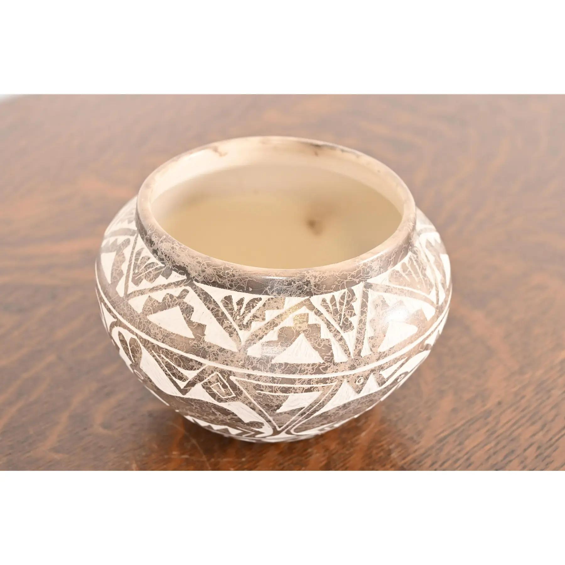 20ième siècle Jarre à eau en poterie polychrome sculptée Aragon Acoma Pueblo en vente