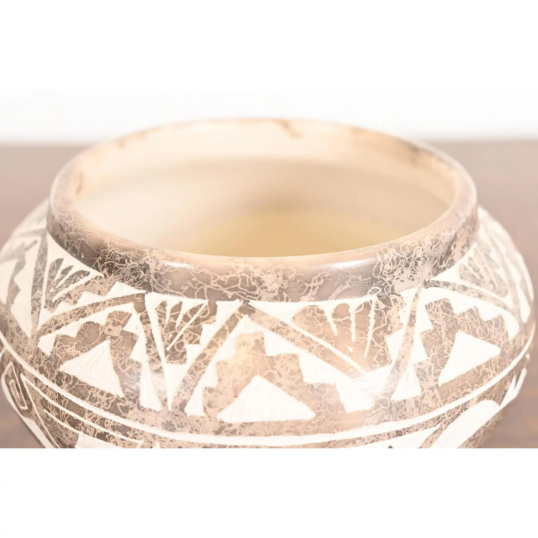Jarre à eau en poterie polychrome sculptée Aragon Acoma Pueblo en vente 1