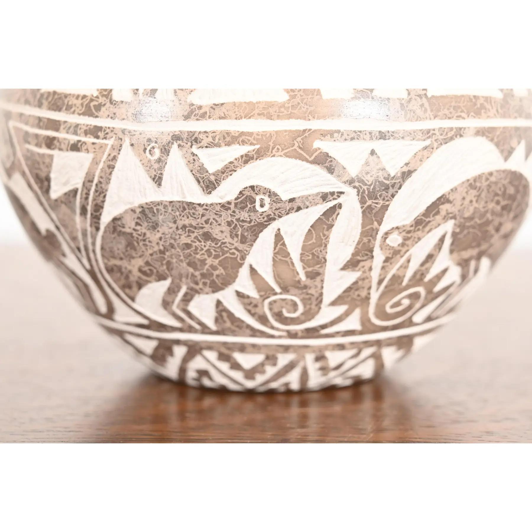 Jarre à eau en poterie polychrome sculptée Aragon Acoma Pueblo en vente 2