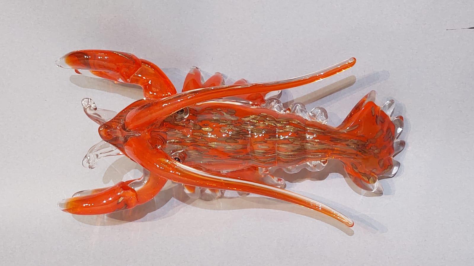 The transparent and red Murano glass sculpture, with gold glass insertions, depicts a subject from the animal kingdom, specifically a lobster. The object was made pincer forged and is of beautiful workmanship. Certainly it was produced by a very