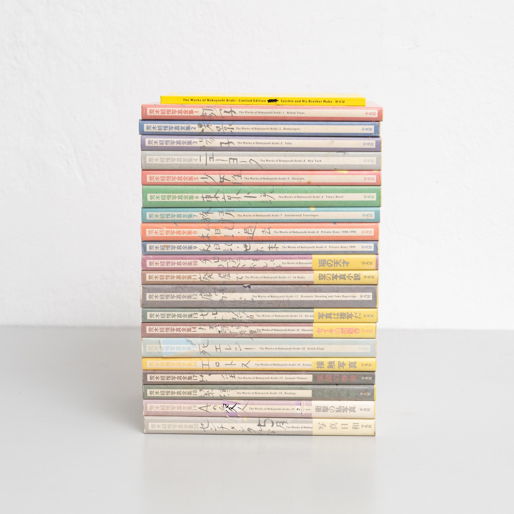 Opere di Nobuyoshi Araki Libro Collezione completa 1-20 più libro speciale Nobuyoshi Araki Libro Satchin e suo fratello Mabo / 1stn in 1997

Le opere di Nobuyoshi Araki Collezione di libri completa 1-20 pubblicata in Giappone nel 1996 da Heibonsha