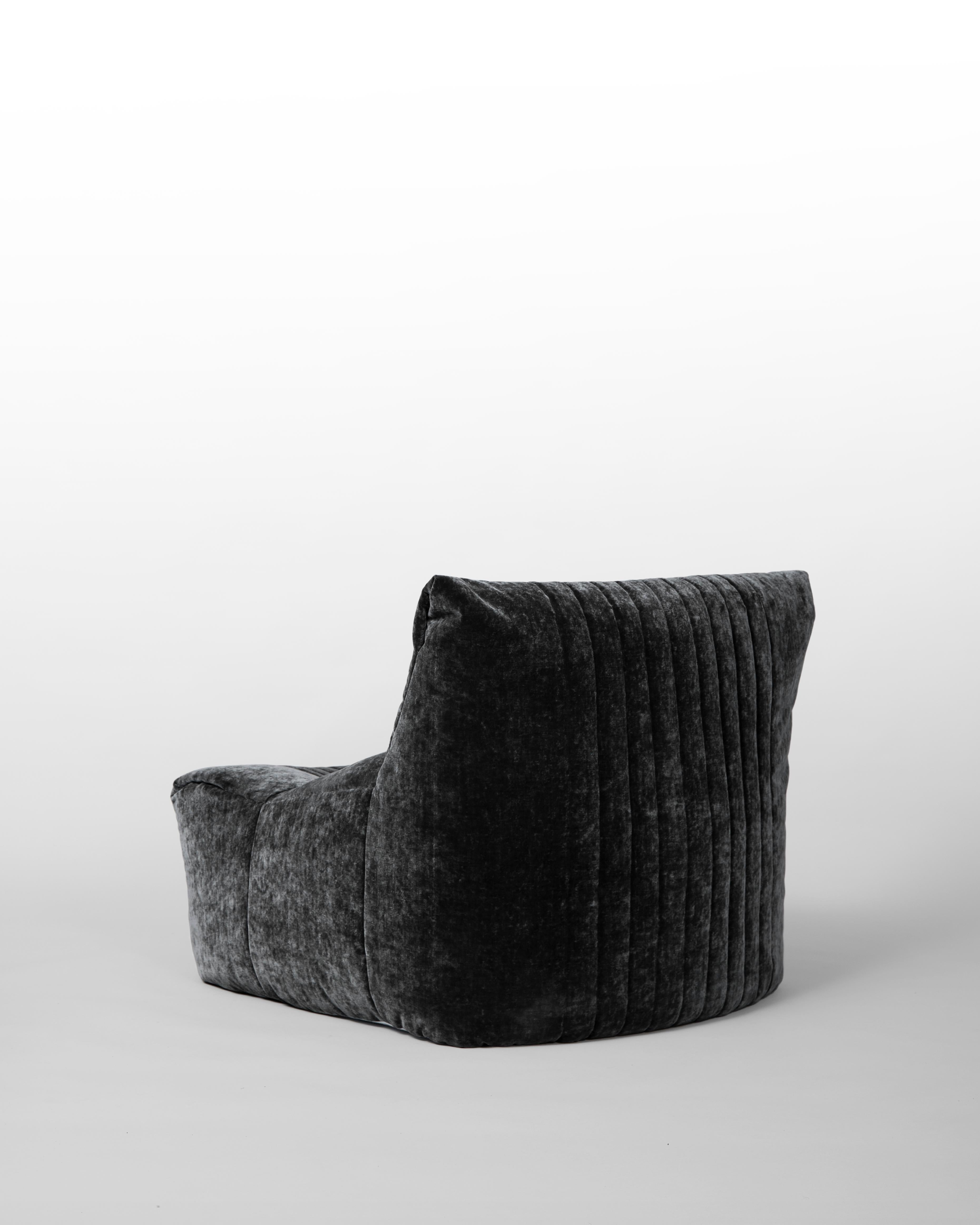 Diseñada por Michel Ducaroy para Ligne Roset, la tumbona Aralia ejemplifica el enfoque visionario del diseñador sobre los muebles modulares y relajados. Caracterizada por sus formas acampanadas y sus líneas sutilmente acolchadas, refleja la