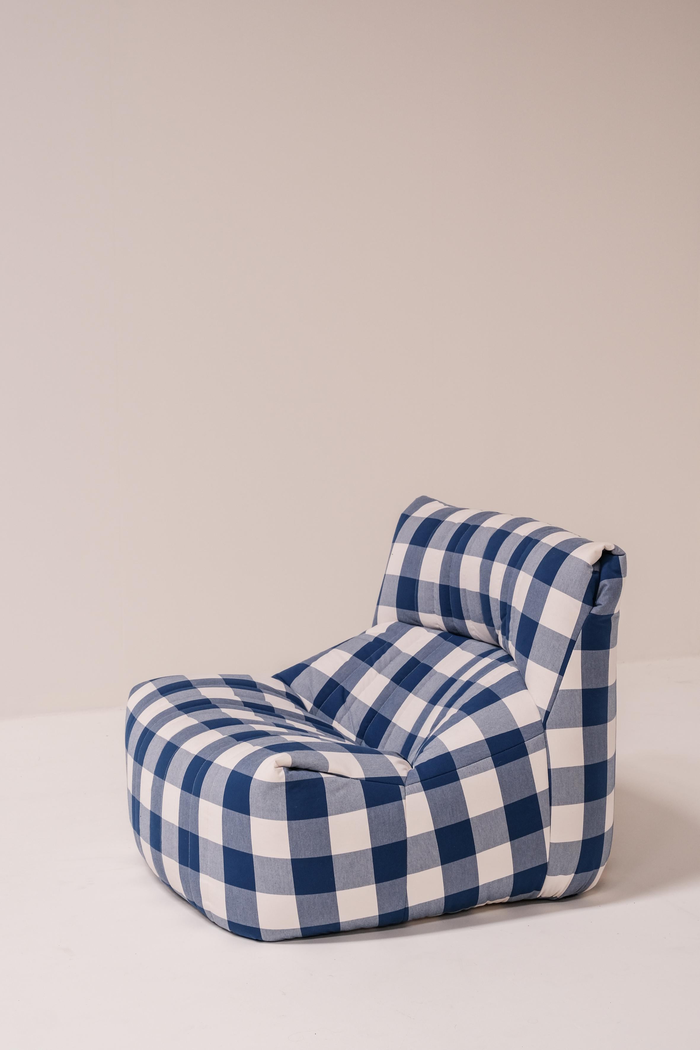 This vintage aralia one seater was reupholstered with a white blue checkered textile. 

The original textile on the bottom of the aralia wasn’t good enough to re-use. For this reason we decided to put a new jute textile on the bottom. 