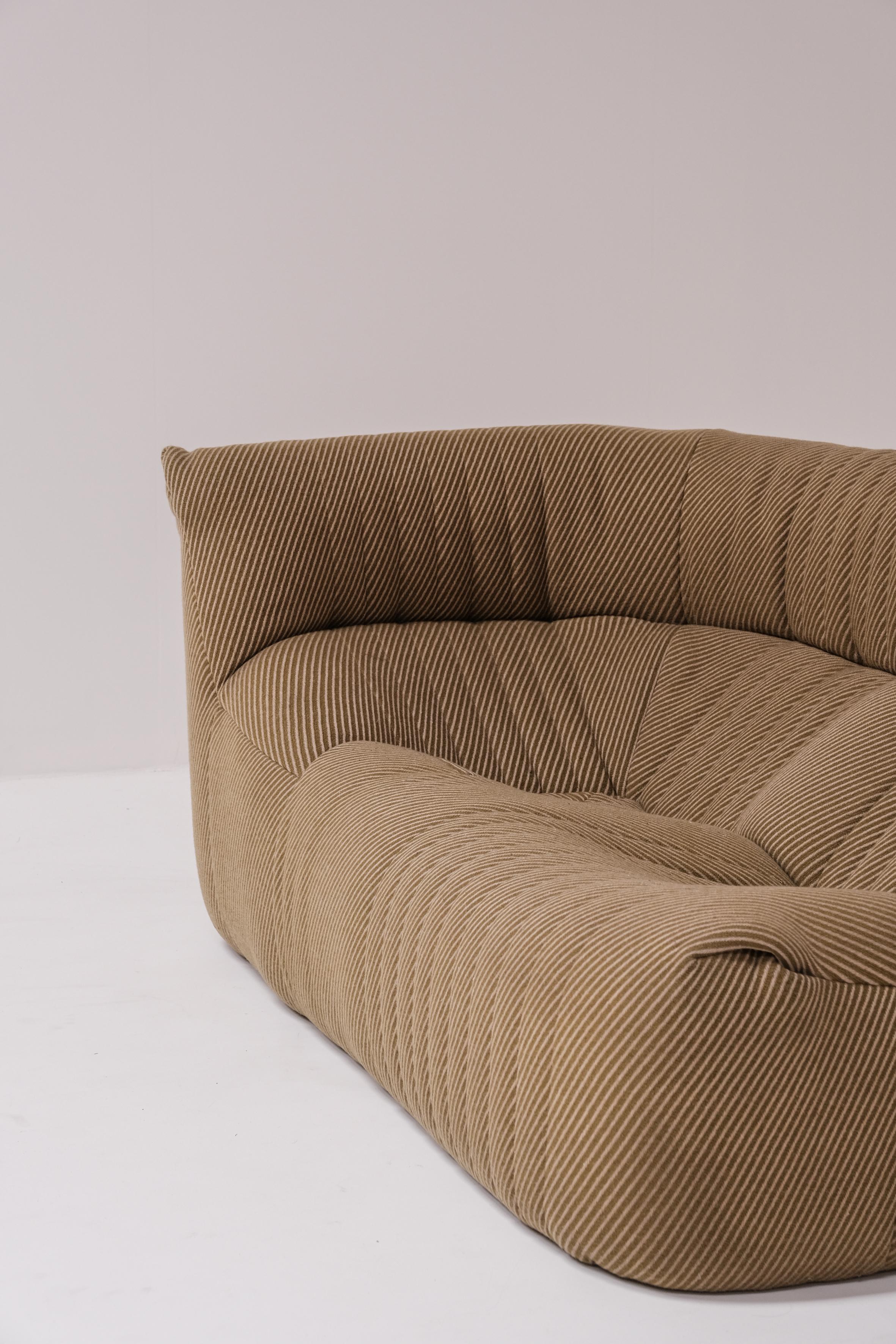 This vintage aralia 2 seater with corner is in good vintage condition. 
Sofa was professionally cleaned and still has its original textile from the 70ties. Its a combination of darkgreen and beige textile. There are no weak points on the sofa's