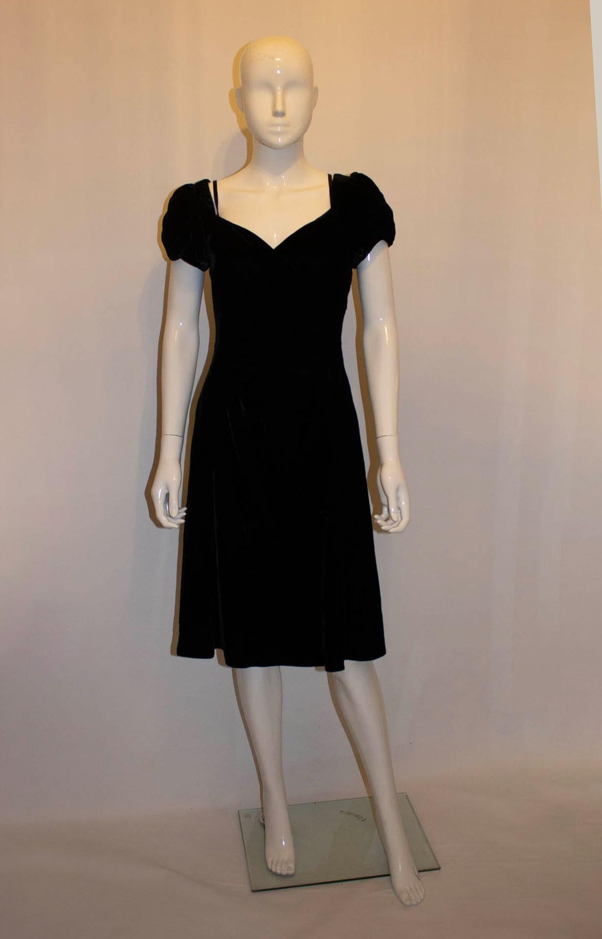 Aramani Le Collezzioni Black Velvet Cocktail Dress In Good Condition For Sale In London, GB