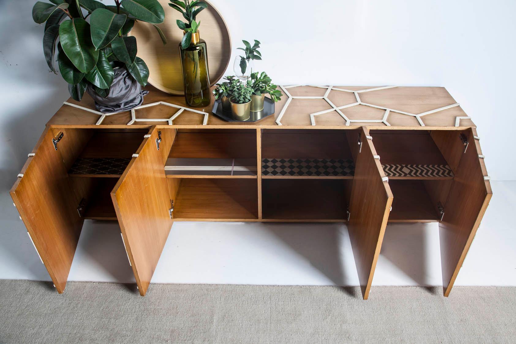 Postmoderno Credenza Araña, quattro ante, di Lola Glamour in vendita