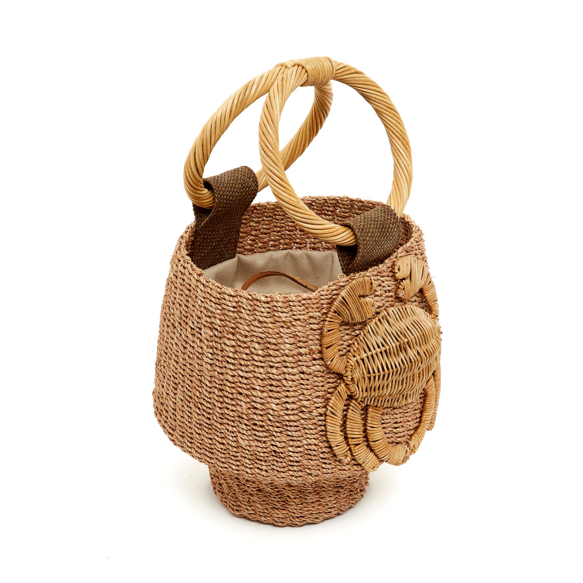 Borsa Aranaz in rafia intrecciata, formato medio, arrotondata, decorata con un granchio in rattan intrecciato, interno foderato in tela beige chiuso da una cravatta in pelle, 2 manici rotondi in rattan anche per il trasporto a mano e una lunga