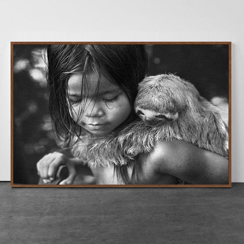 Bambino con bradipo, Cruzeiro do Sul, Acre Brasile - Photograph di Araquém Alcântara