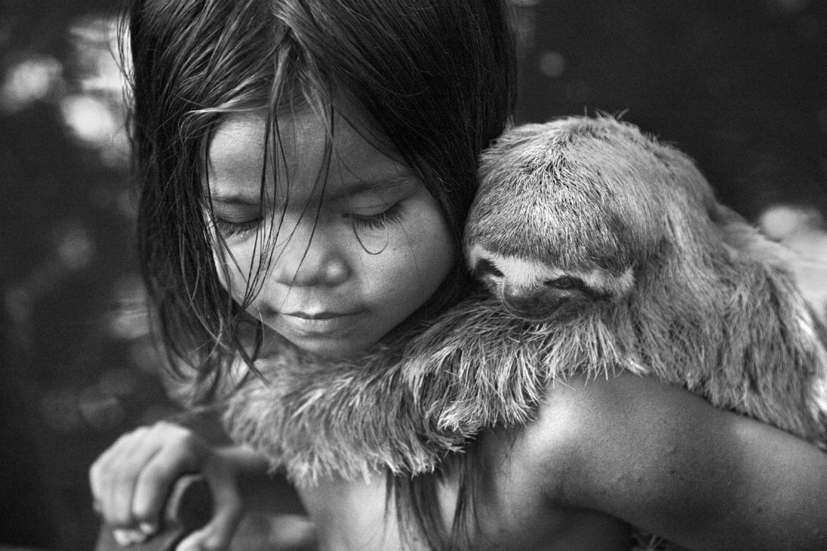 Black and White Photograph di Araquém Alcântara - Bambino con bradipo, Cruzeiro do Sul, Acre Brasile