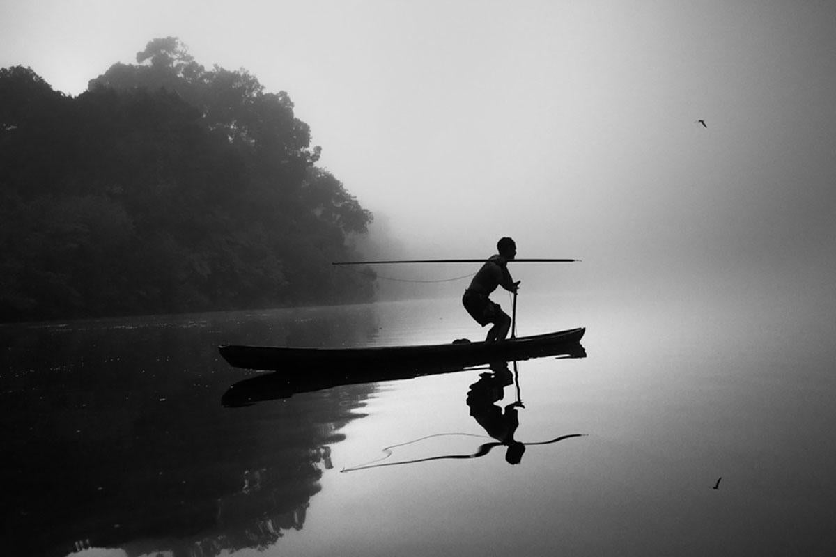 Black and White Photograph di Araquém Alcântara - Pescatore di Pirarucu, fiume Jurua, foresta amazzonica, Brasile