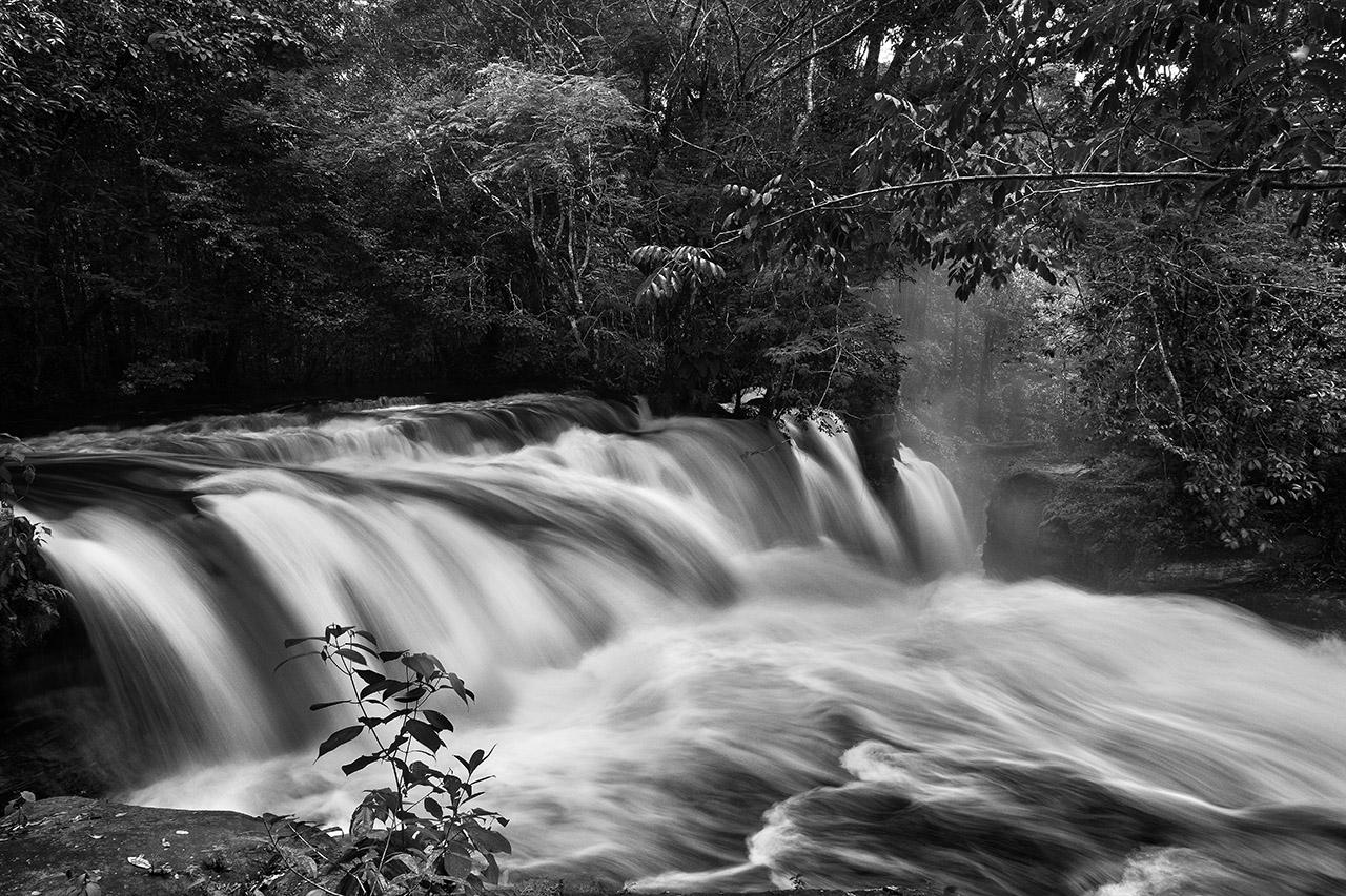 Araquém Alcântara Black and White Photograph – Wasserfall, Amazonaswald, Brasilien