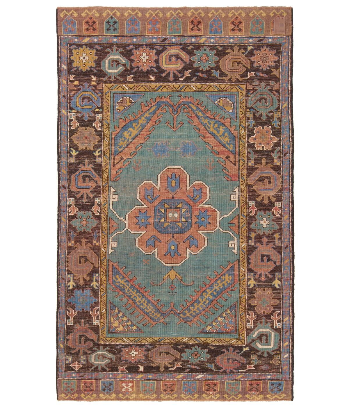 La fonte del tappeto proviene dal libro Orient Star - A Carpet Collection, E. Heinrich Kirchheim, Hali Publications Ltd, 1993 nr.178. Si tratta di un insolito disegno di bordo, un tappeto a medaglione del XVI secolo proveniente dalla regione di