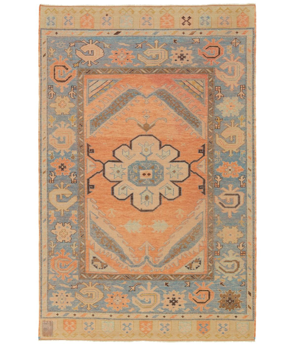 La fuente de la alfombra procede del libro Orient Star - A Carpet Collection, E. Heinrich Kirchheim, Hali Publications Ltd, 1993 nº 178. Se trata de un dibujo de borde poco habitual, una alfombra con diseño de medallón del siglo XVI procedente de la