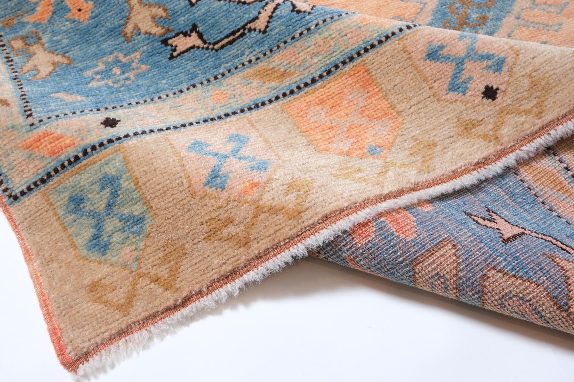 Ararat Rugs Alfombra Medallón Anatolia, Alfombra Renacimiento Siglo XVI Teñido Natural Siglo XXI y contemporáneo en venta
