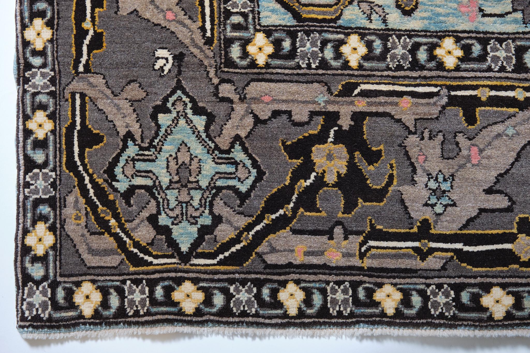 Die Quelle des Teppichs stammt aus dem Buch Antique rugs of Kurdistan A Historical Legacy of Woven Art, James D. Burns, 2002 nr.33. Dies ist ein feiner kurdischer Werkstatt-Teppich mit Split-Palmette- und Dreiblatt-Arabesken-Muster aus der Mitte des