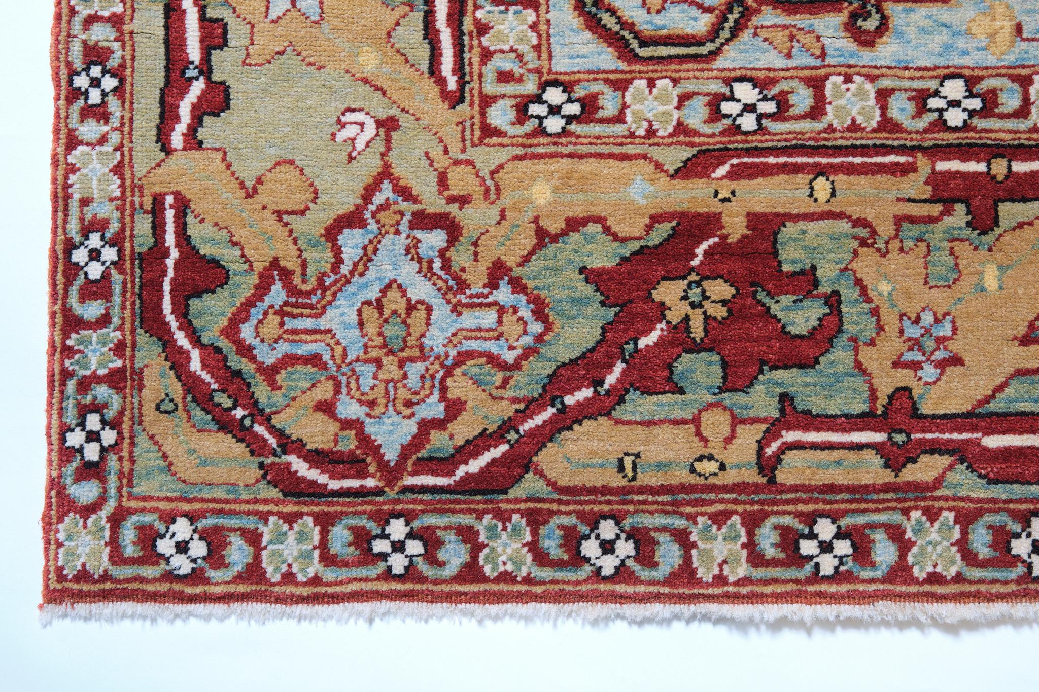 Die Quelle des Teppichs stammt aus dem Buch Antique Rugs of Kurdistan A Historical Legacy of Woven Art, James D. Burns, 2002 nr.33. Dies ist ein feiner kurdischer Werkstatt-Teppich mit Split-Palmette- und Dreiblatt-Arabesken-Muster aus der Mitte des