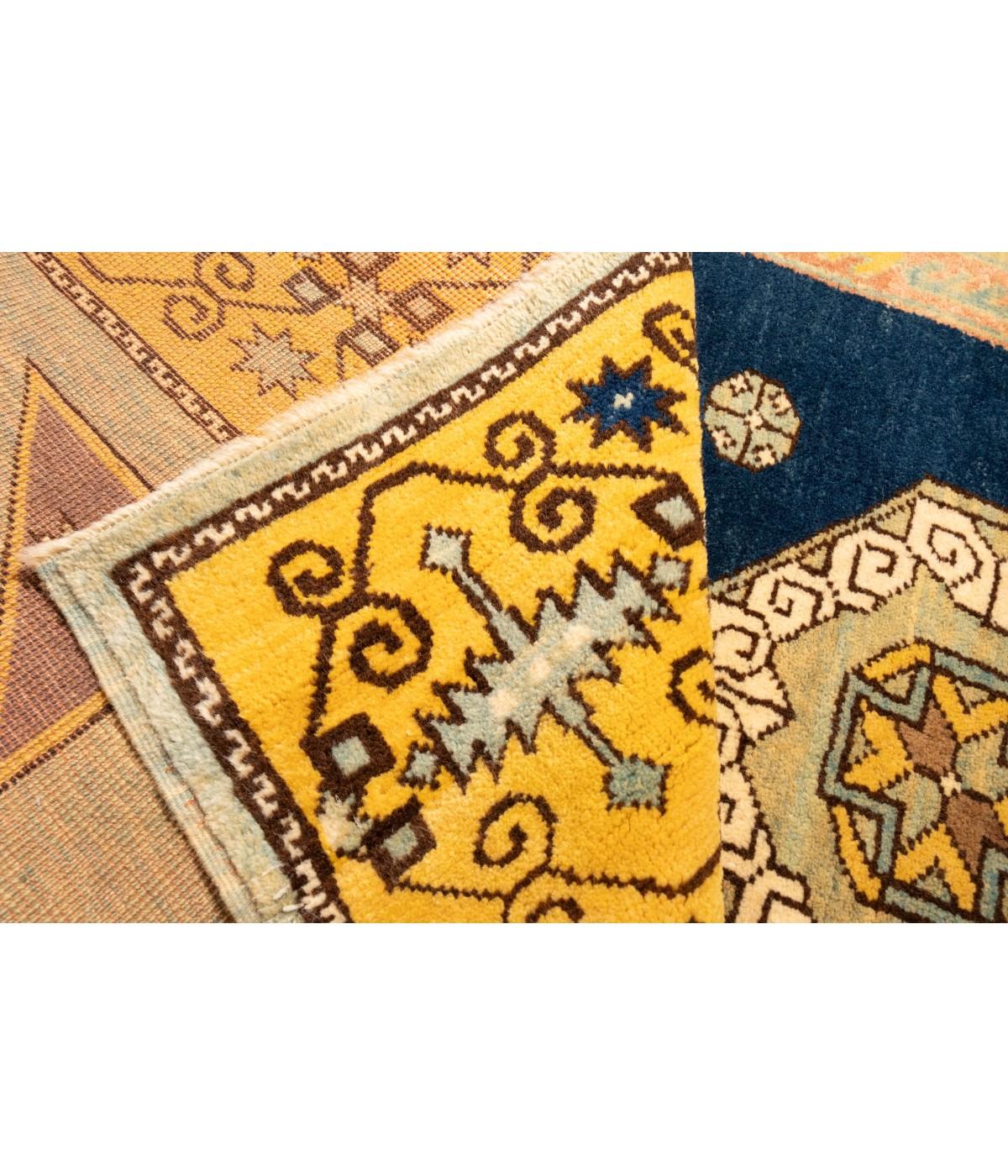 La fuente del diseño de la alfombra procede del libro Orient Star - A Carpet Collection, E. Heinrich Kirchheim, Hali Publications Ltd, 1993 nº 159. El dibujo del campo es un jardín con un estanque, diseñado alfombra del siglo XVI de Konya, zona de
