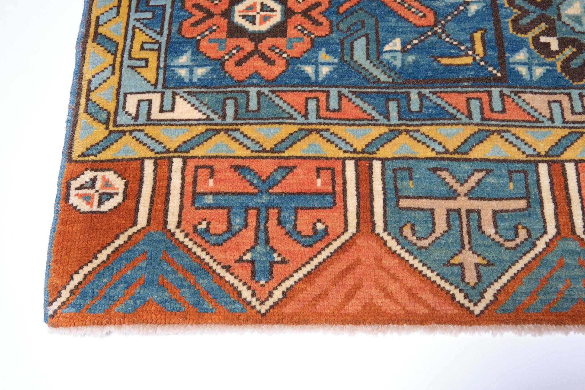 Dies ist ein Doppelmedaillon als Hauptelement des Musters eines Teppichs aus dem 18. Jahrhundert aus der Region Konya, Zentralanatolien in der Türkei. Teppiche dieses Typs mit zwei Medaillons tauchen häufig in Gemälden der venezianischen und der