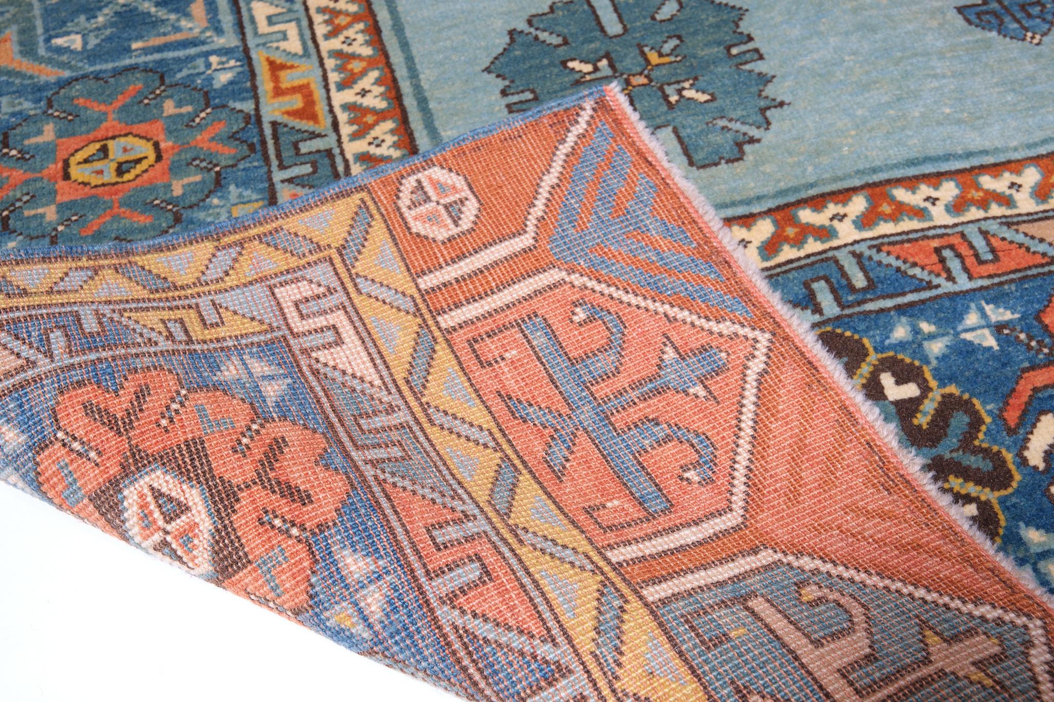 Ararat Rugs Teppich mit zwei Medaillons 18. Jahrhundert Revival Teppich natürlich gefärbt (Pflanzlich gefärbt) im Angebot