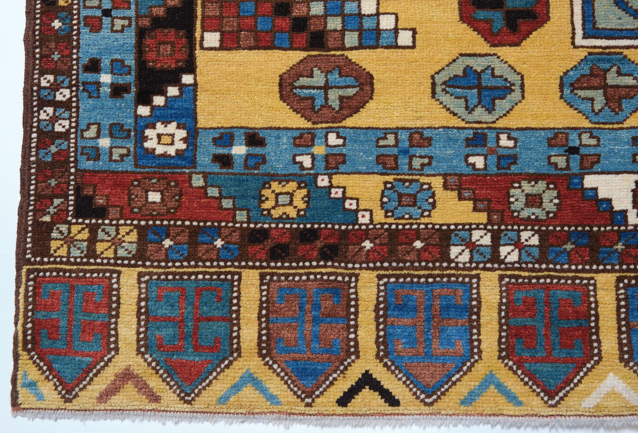 Dies ist ein Doppelmedaillon als Hauptelement des Musters eines Teppichs aus dem 18. Jahrhundert aus der Region Konya, Zentralanatolien in der Türkei. Teppiche dieses Typs mit zwei Medaillons tauchen häufig in Gemälden der venezianischen und der