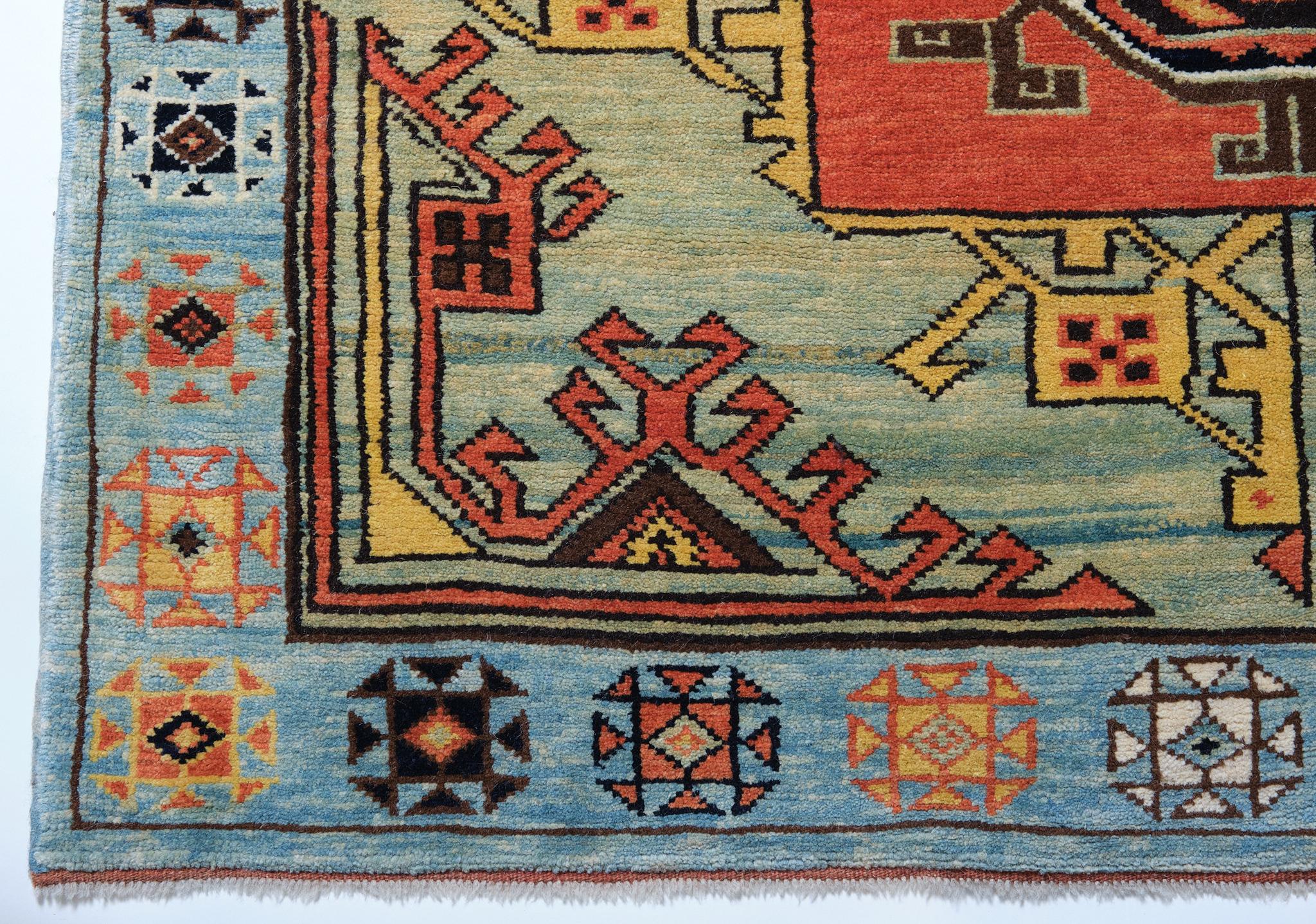 Die Quelle der Teppiche stammt aus dem Buch Orient Star - A Carpet Collection, E. Heinrich Kirchheim, Hali Publications Ltd, 1993 nr.135. Dieser außergewöhnlich elegante, große Teppich mit Medaillonmuster aus dem 17. Jahrhundert stammt aus der