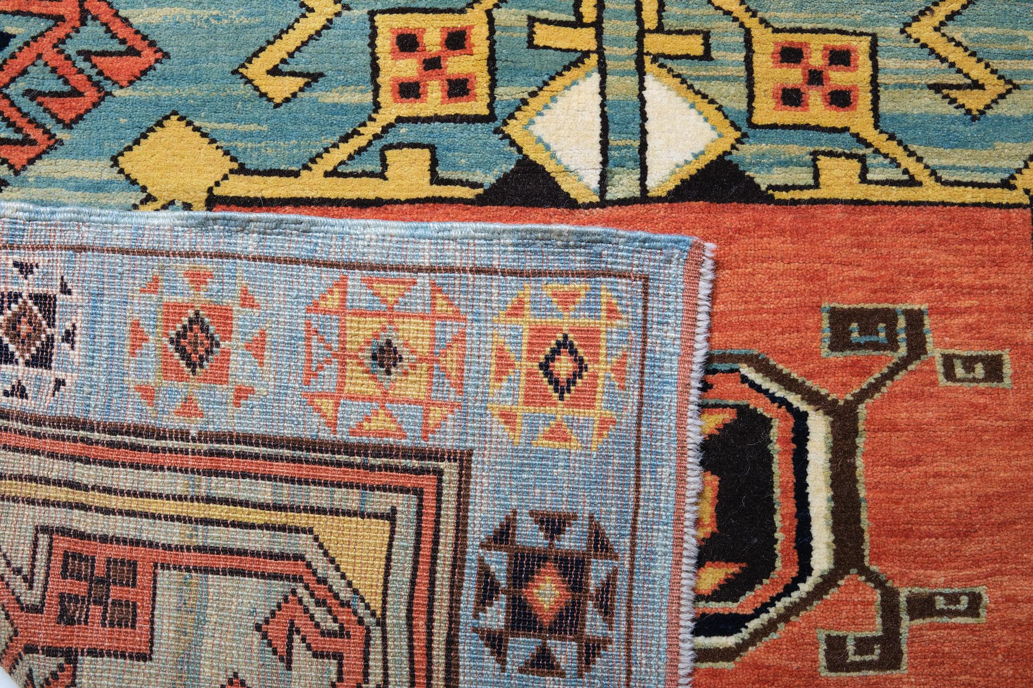 Ararat-Teppich mit zwei Medaillons Anatolianischer Revival-Teppich, natürlich gefärbt (Oushak) im Angebot