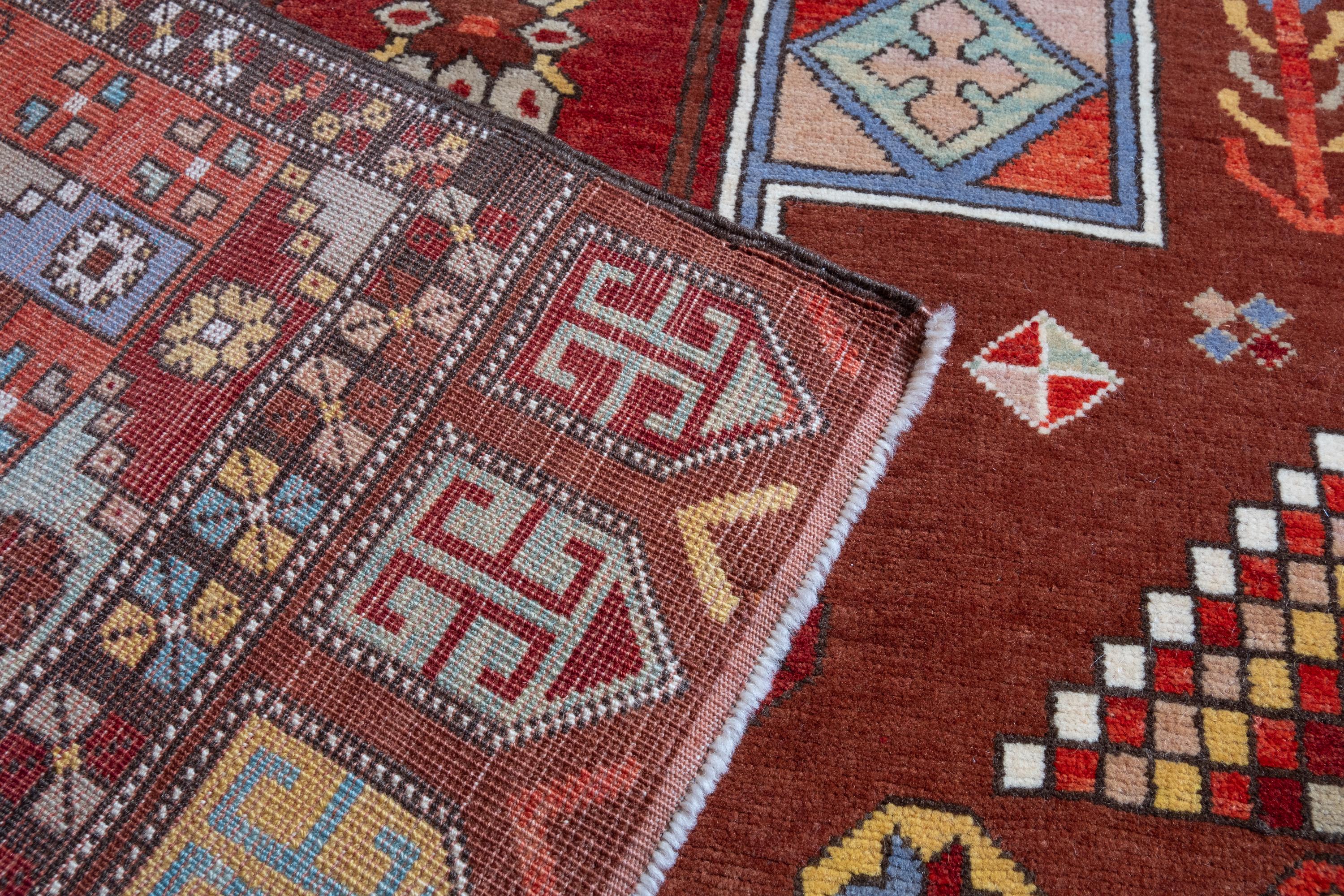 Ararat-Teppich mit zwei Medaillons Anatolianischer Revival-Teppich, natürlich gefärbt (Oushak) im Angebot
