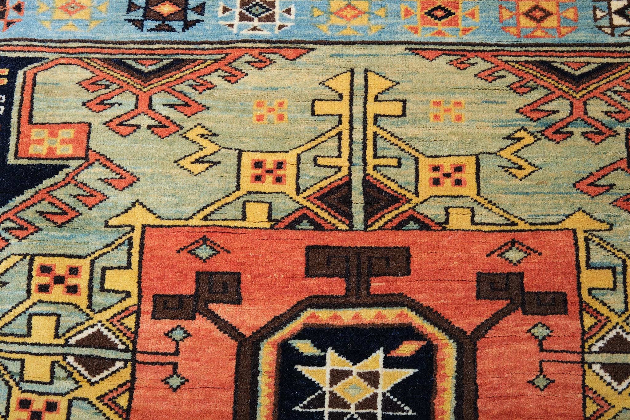 Ararat-Teppich mit zwei Medaillons Anatolianischer Revival-Teppich, natürlich gefärbt (Türkisch) im Angebot