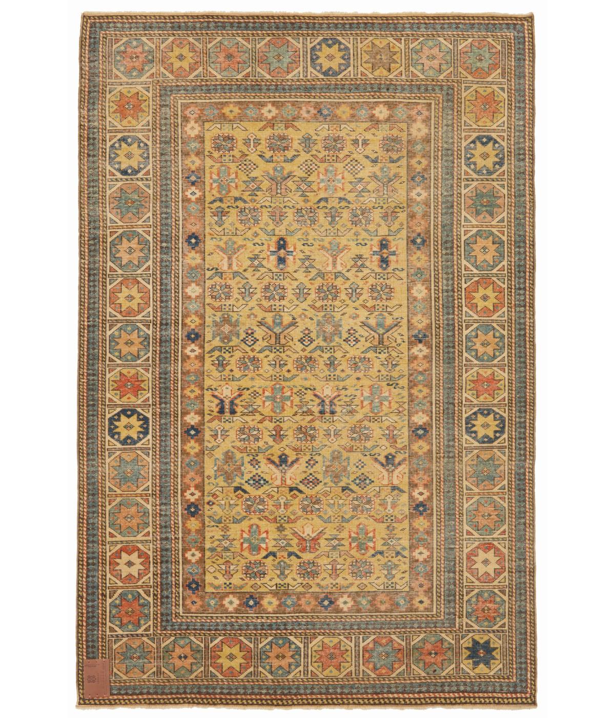 Die Designquelle des Teppichs stammt aus dem Buch Oriental Rugs Volume 1 Caucasian, Ian Bennett, Oriental Textile Press, Aberdeen 1993, Nr. 360. Die abwechselnd angeordneten Achtecke und die stilisierten Blüten in Stacheln sind typisch für eine