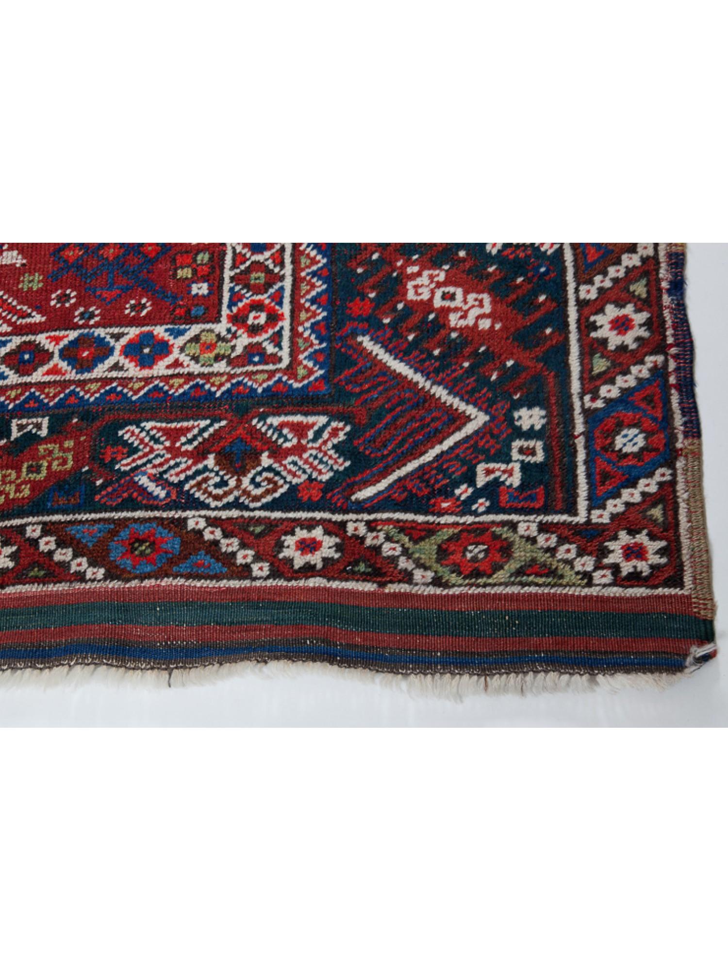Es handelt sich um einen antiken Dosemealti-Teppich aus Südanatolien, Region Antalya, mit großer Bordüre, geometrischem Blumenmuster auf dem Grund, gutem Zustand und schöner Farbkomposition.

Antike Antalya-Teppiche, auch bekannt als Antalya-Kelims,