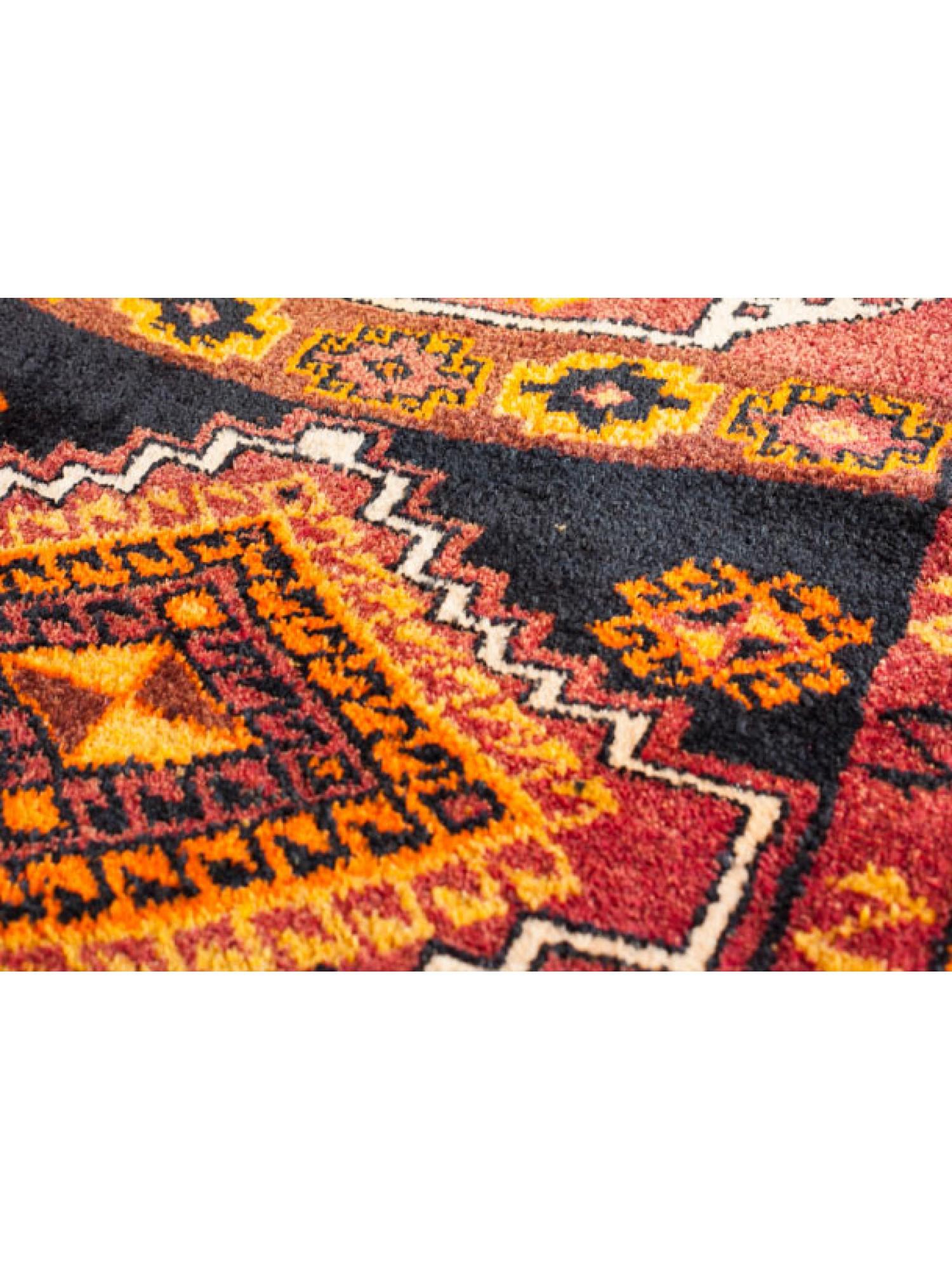 Dies ist ein antiker kurdischer Herki-Teppich aus der Region Ostanatolien und Nordirak mit einer seltenen und schönen Farbkomposition.

Die irakischen Kurden leben hauptsächlich in einer gebirgigen Region im Norden und Nordosten des Irak. Die