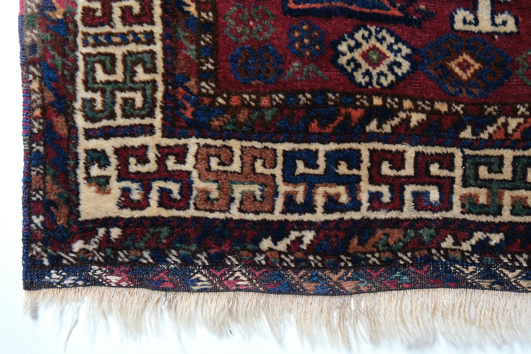 Se trata de una antigua alfombra de corredor kurda Herki, procedente de la región de Anatolia Oriental y el norte de Irak, con una rara y bella composición de colores.

Los kurdos iraquíes se concentran principalmente en una región montañosa del