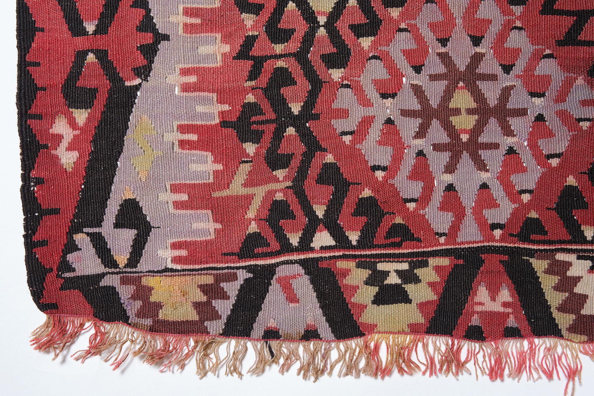 Il s'agit d'un Kilim vintage d'Anatolie occidentale de la région d'Esme ( Eshme ) avec une composition de couleurs rare et magnifique.

Ce type de grands kilims d'Esme présente souvent des médaillons hexagonaux, disposés par paires ou tissés