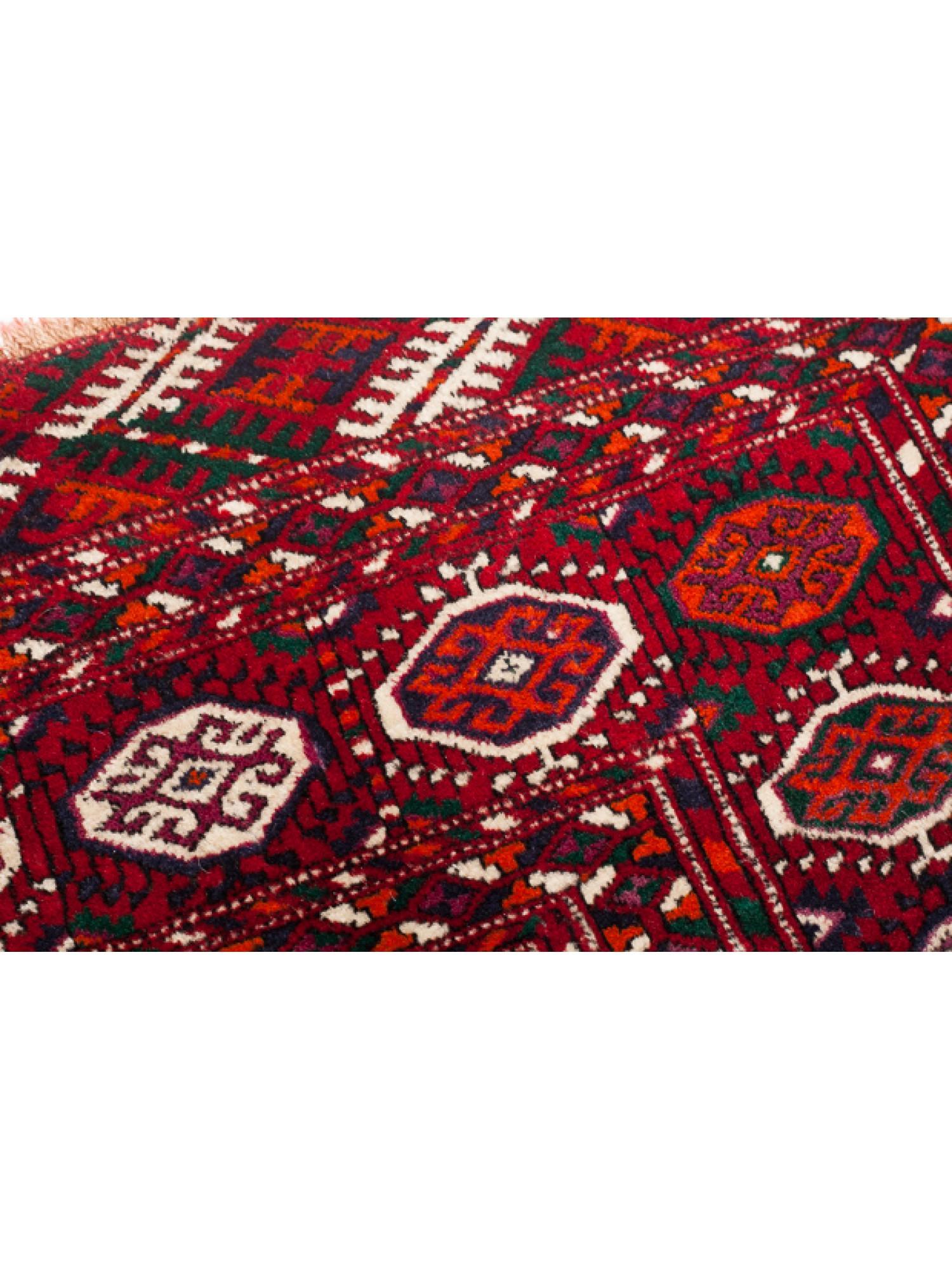 Si tratta di un tappeto turkmeno Tekke Bukhara antico dell'Asia centrale, proveniente dalla regione di Bukhara in Turkmenistan, con una rara e bellissima composizione di colori.

Il tappeto Bukhara (Turkmen Rug, Bokhara, Buhara, Bukhara) è il nome