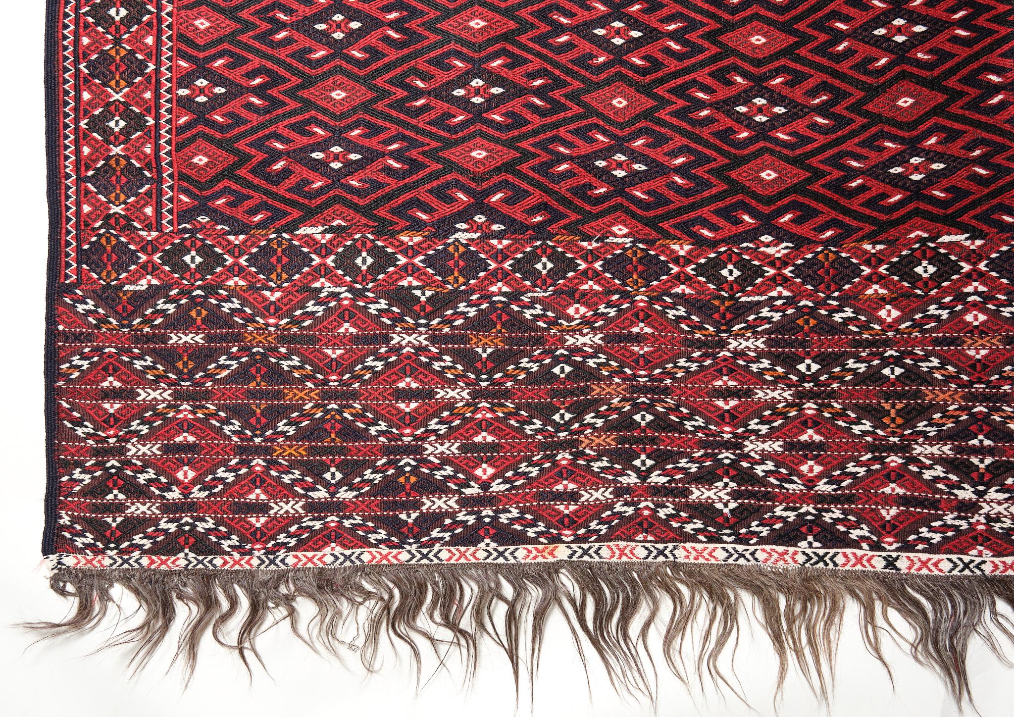 Se trata de un antiguo yomut (yomud) kilim de Asia Central, procedente de la región del Turkestán Occidental e Irán, con una composición de colores rara y hermosa.

Los yomut se encuentran en el noreste de Irán y, al otro lado de la frontera, en el