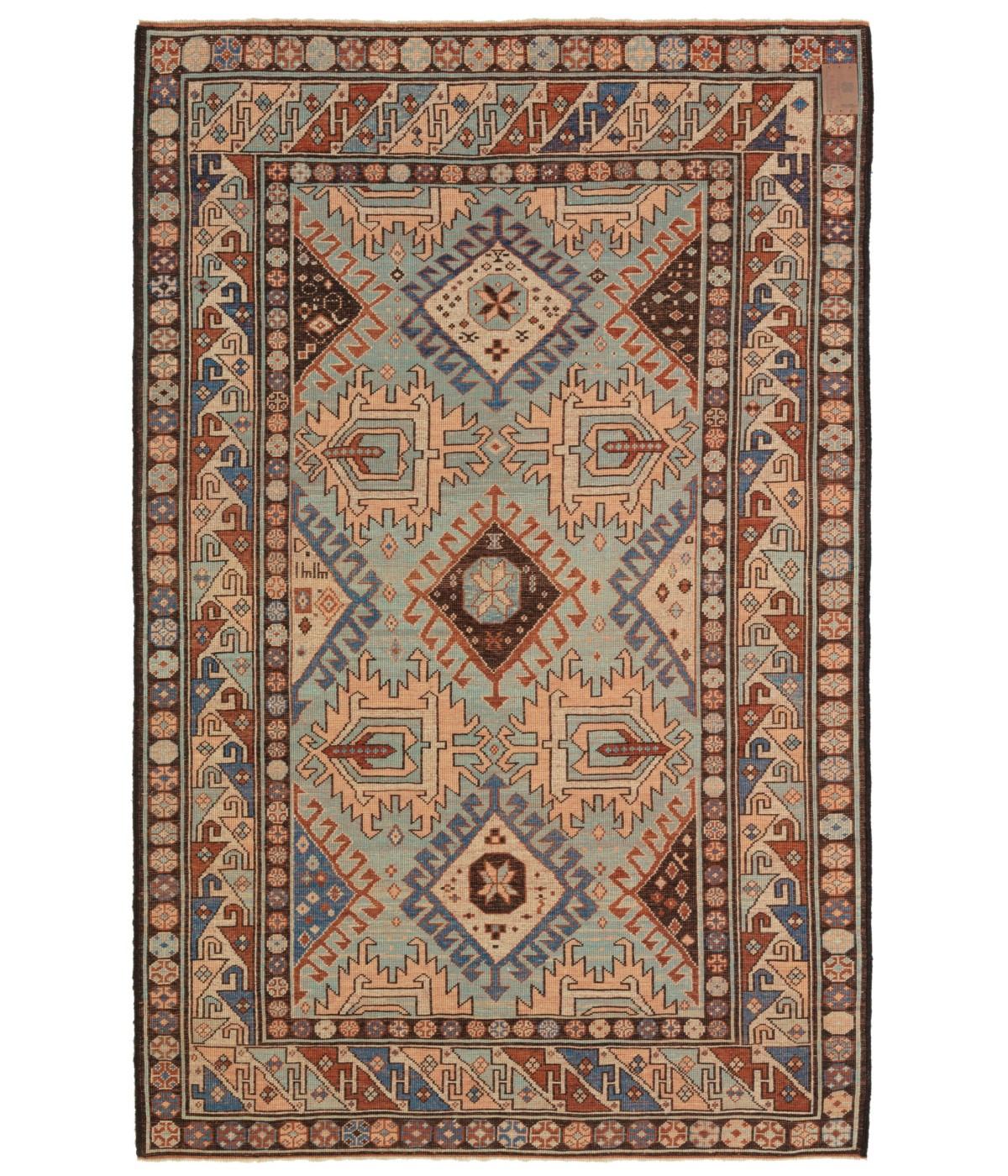 Dies ist ein Derbend Kazak Teppich, auch bekannt als Daghestan Teppich, entworfen im späten 19. Jahrhundert, ist eine Art von handgewebten Teppich, der aus der Kaukasusregion stammt, speziell aus der Stadt Derbend (auch Derbent genannt) im heutigen