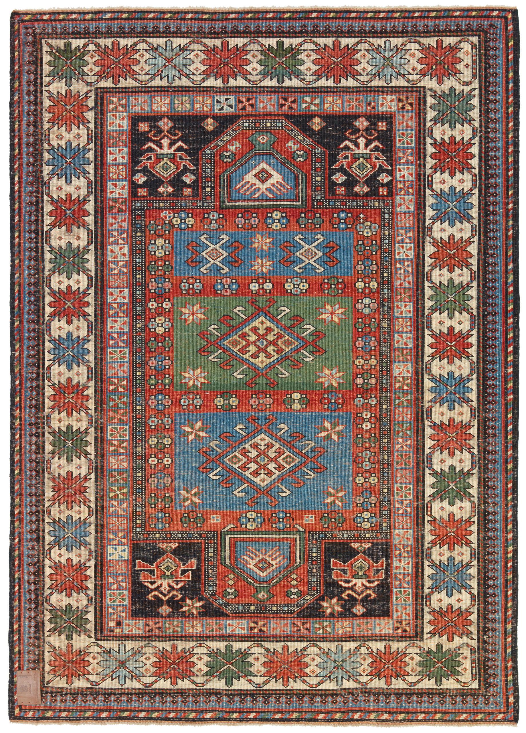 Die Designquelle des Teppichs stammt aus dem Buch Tapis du Caucase - Rugs of the Caucasus, Ian Bennett & Aziz Bassoul, The Nicholas Sursock Museum, Beirut, Libanon 2003, Nr. 46. Dies ist ein doppelter Migrab-Gebetsteppich aus dem späten 19.