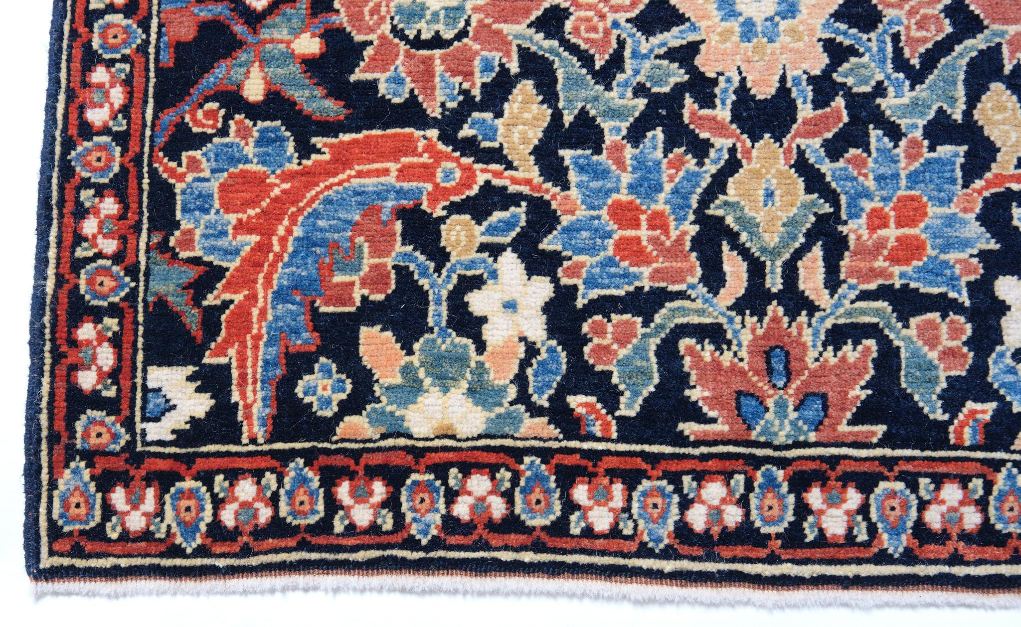Die Quelle des Teppichs stammt aus dem Buch Antique Rugs of Kurdistan A Historical Legacy of Woven Art, James D. Burns, 2002 nr.31. Dieser Teppich mit blauem Hintergrund zeigt eine Variation des Masi-Awita-Musters (Fische um den Lotus) aus Senna,