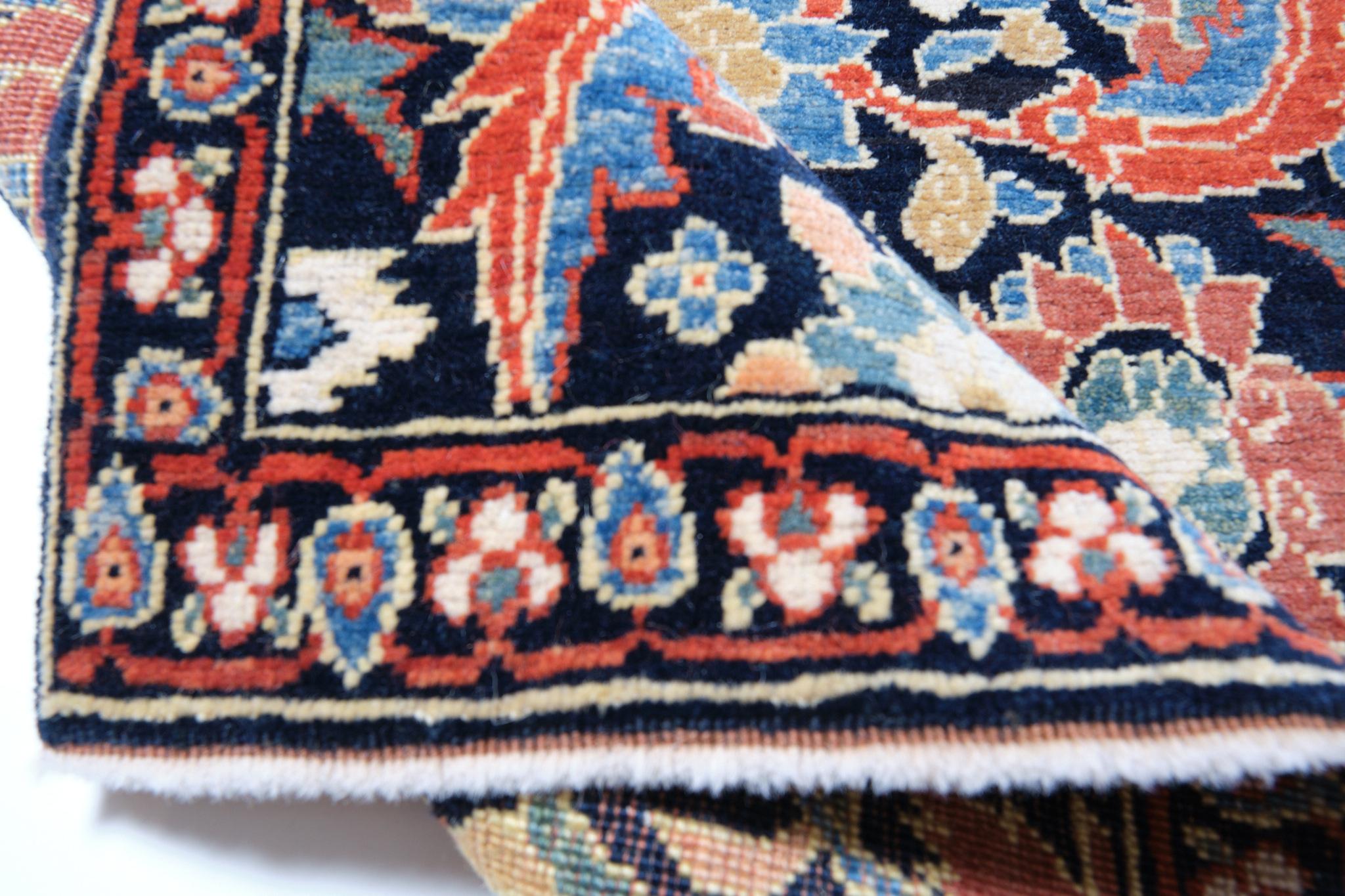 Ararat-Teppich Lotus-Teppich Masi Awita Revival mit Fischumrandung, natürlich gefärbt (Pflanzlich gefärbt) im Angebot