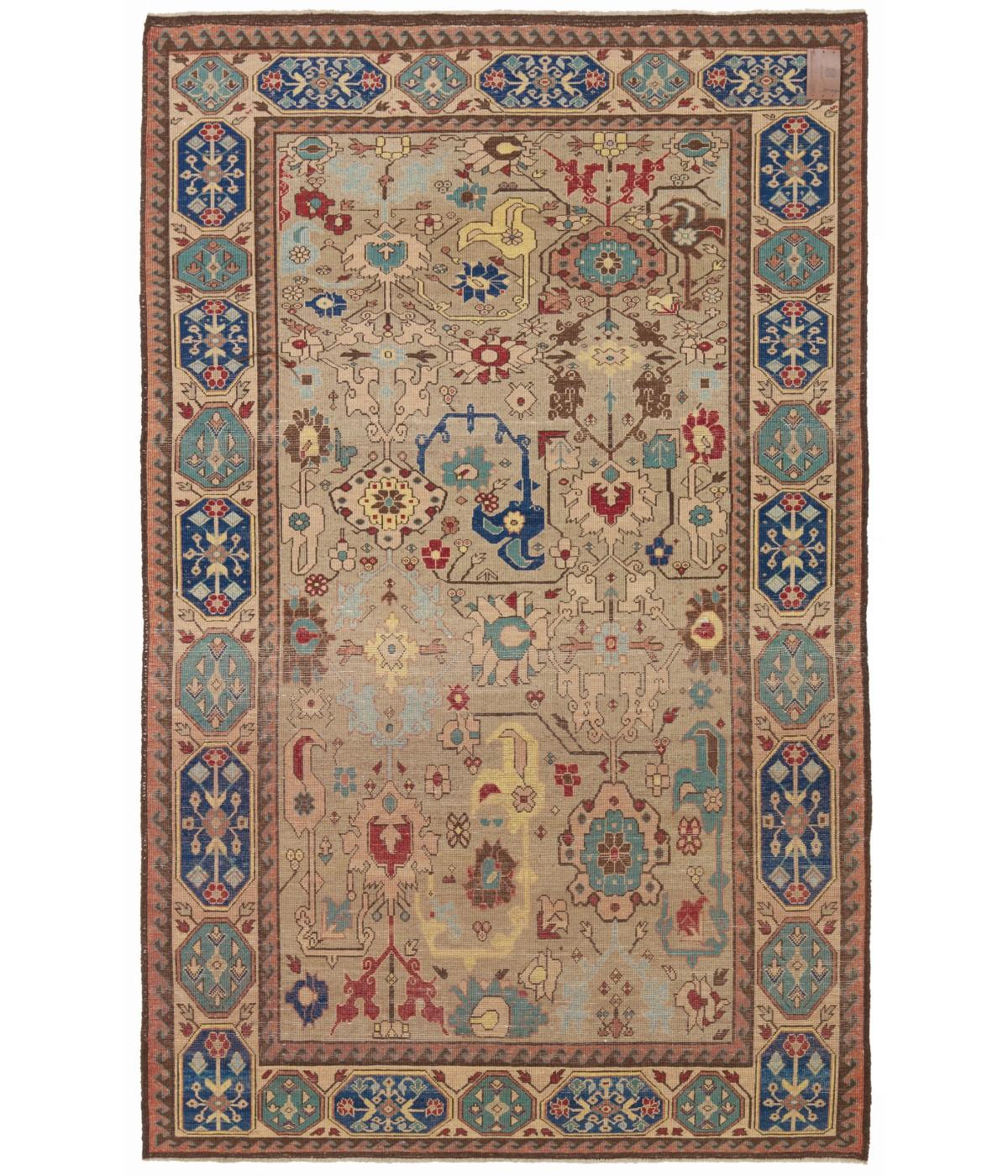 La source du tapis provient du livre Antique Rugs of Kurdistan A Historical Legacy of Woven Art, James D.Burns, 2002 nr.40. Ce motif décalé est composé de palmettes et de tiges avec de grandes feuilles fourchues. On a l'impression qu'il n'est qu'une