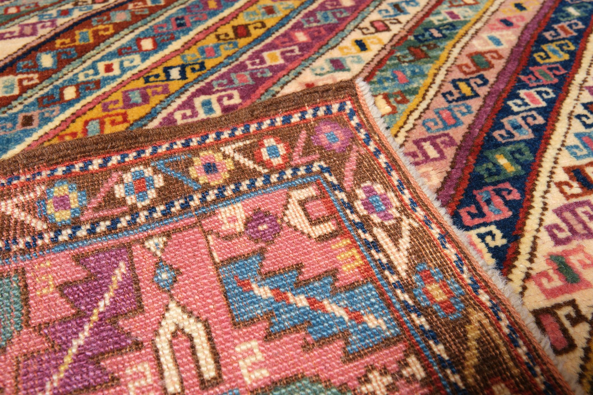 Ararat Rugs Genje Teppich mit diagonalen Streifen Antiker kaukasischer Revival-Teppich (Pflanzlich gefärbt) im Angebot