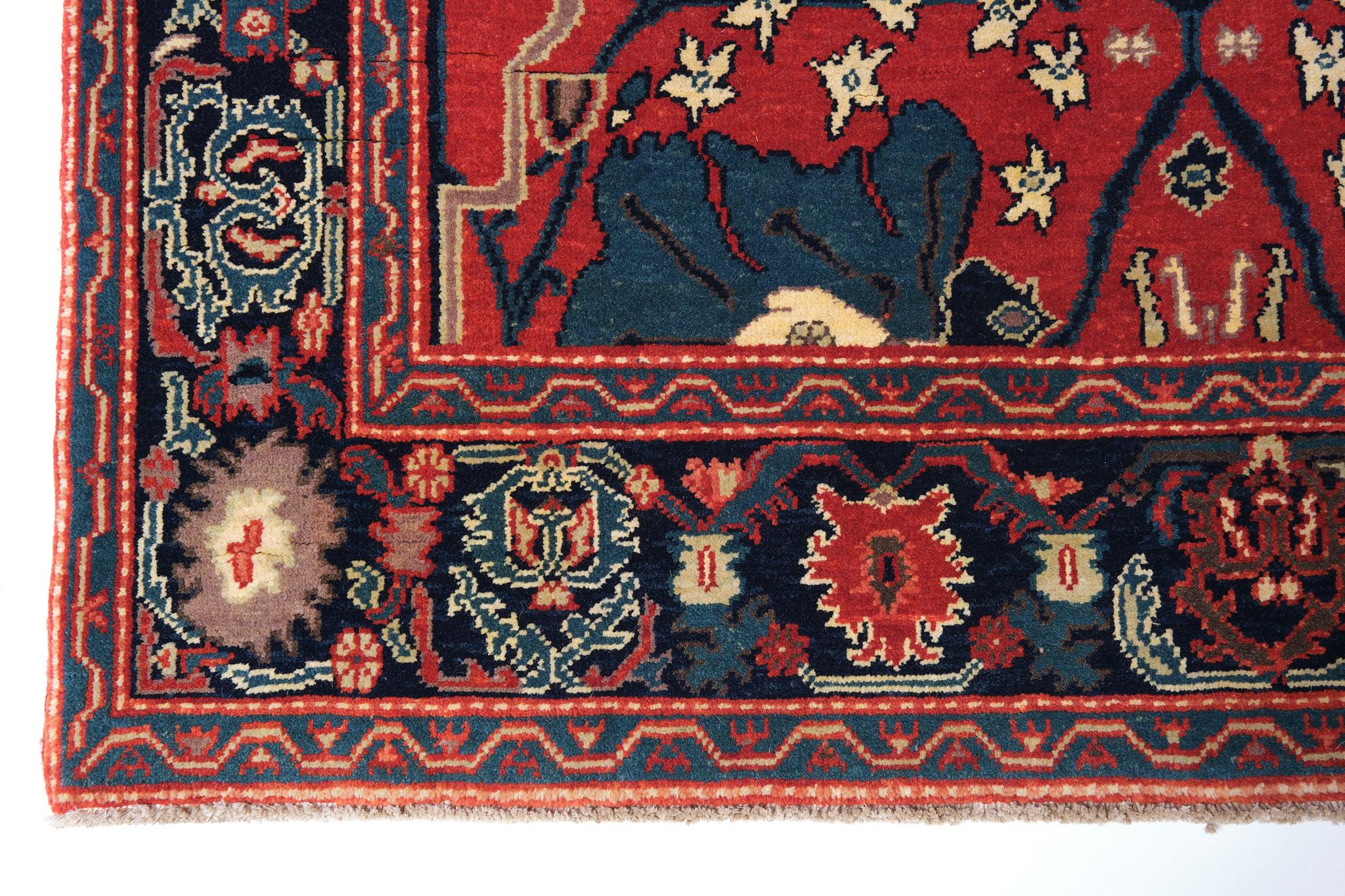 Die Quelle des Teppichs stammt aus dem Buch Islamic Carpets, Joseph V. McMullan, Near Eastern Art Research Center Inc. 1965, New York, Nr. 22. Dies ist ein System von Teppichen mit Arabeskenmuster aus dem 19. Jahrhundert aus der Region Gerous
