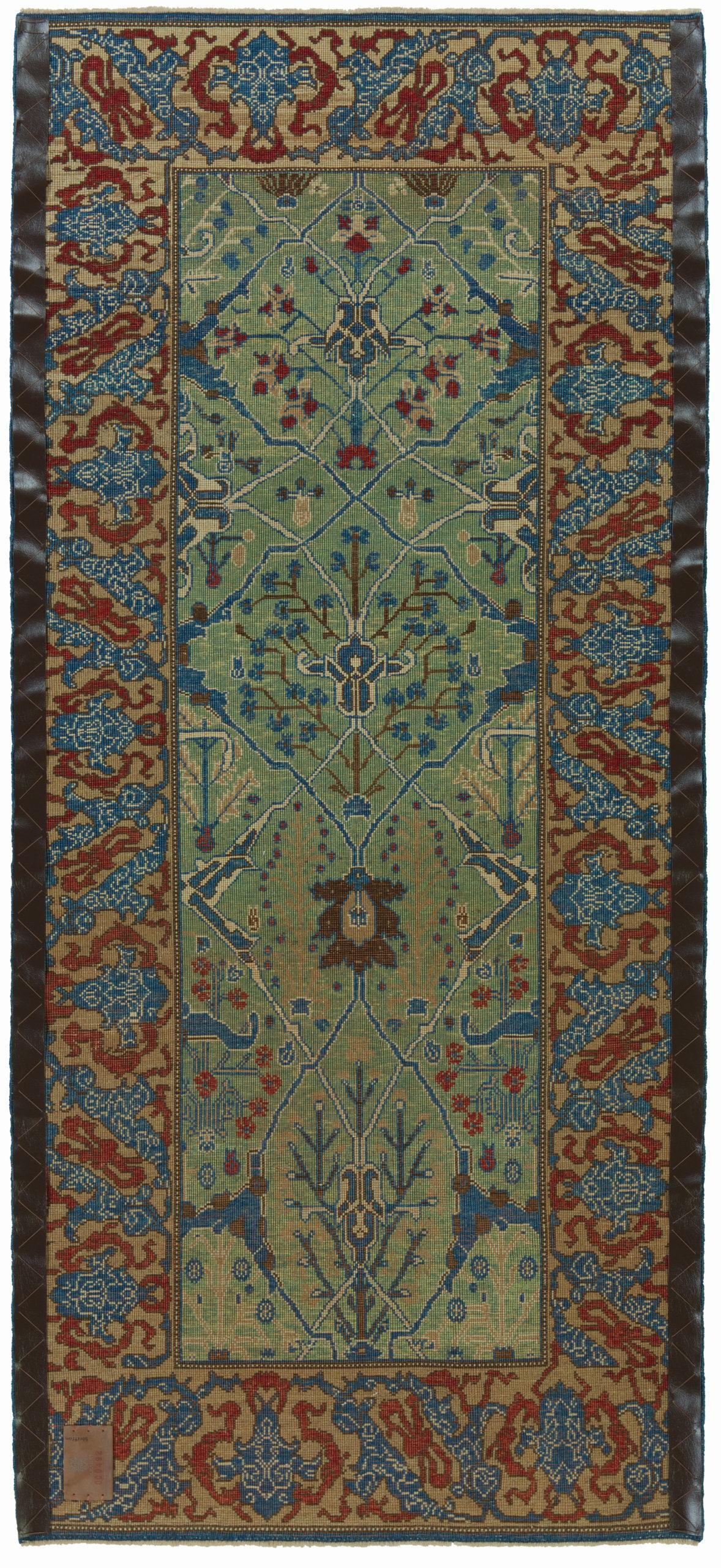 Die Designquelle des Teppichs stammt aus dem Buch Islamic Carpets, Joseph V. McMullan, Near Eastern Art Research Center Inc. 1965, New York, Nr. 22. Dies ist ein System von Teppichen mit Arabeskenmuster aus dem 19. Jahrhundert aus der Region Gerous