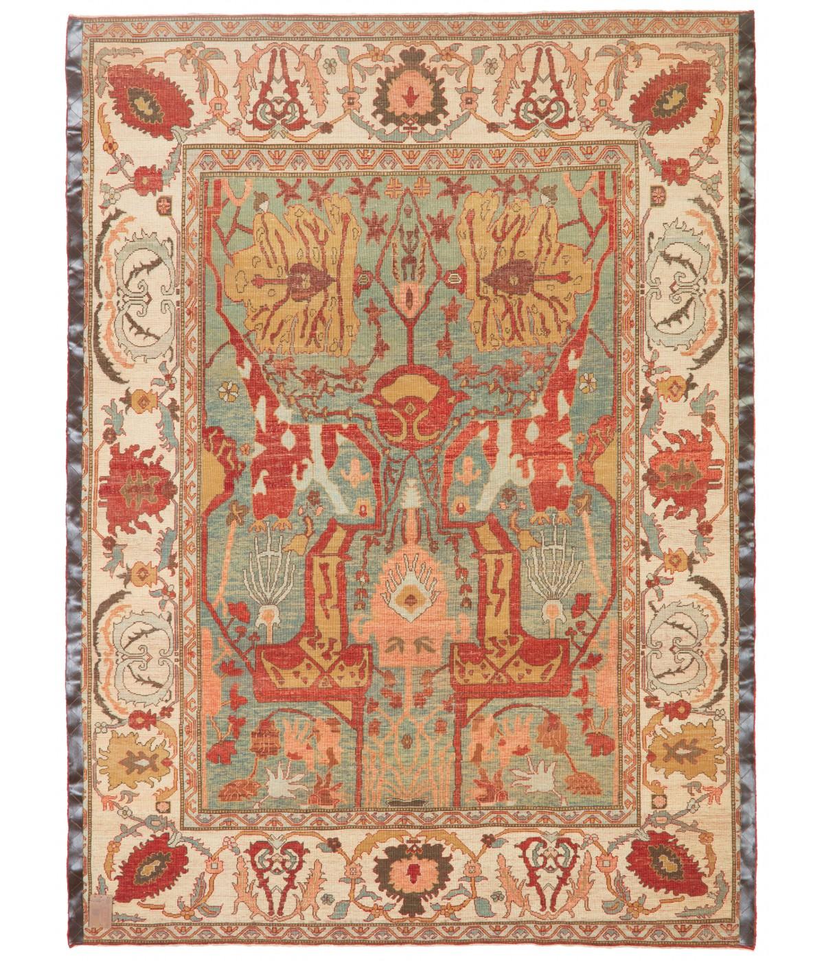 Die Quelle des Teppichs stammt aus dem Buch Islamic Carpets, Joseph V. McMullan, Near Eastern Art Research Center Inc. 1965, New York, Nr. 22. Dies ist ein System von Teppichen mit Arabeskenmuster aus dem 19. Jahrhundert aus der Region Gerous