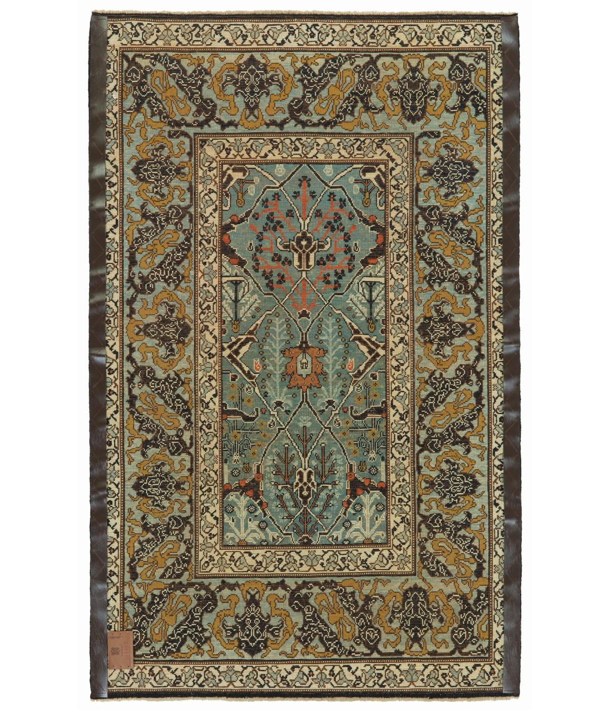 La fuente del diseño de la alfombra procede del libro Islamic Carpets, Joseph V. McMullan, Near Eastern Art Research Center Inc., Nueva York 1965 nº 22. Se trata de un sistema de alfombras de diseño arabesco del siglo XIX procedentes de la región de